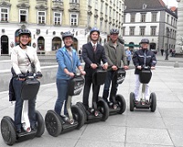 Im Areal der Hofburg mit Blick auf die Stallungen