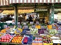 Typischer Obststand am Wiener Naschmarkt