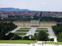 Das Schloss Schnbrunn mit dem Kahlenberg im Hintergrund